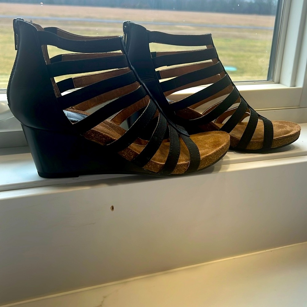 Sofft black leather wedge sandals size 7